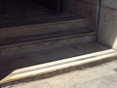 L'ingresso con gli scalini della stazione Brigata Bari